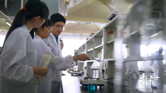 广州大学学生进行科学研究活动。